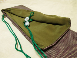 尺八修理工房幻海のオリジナルオーダーメイド尺八袋絹地モスグリーン、個数限定